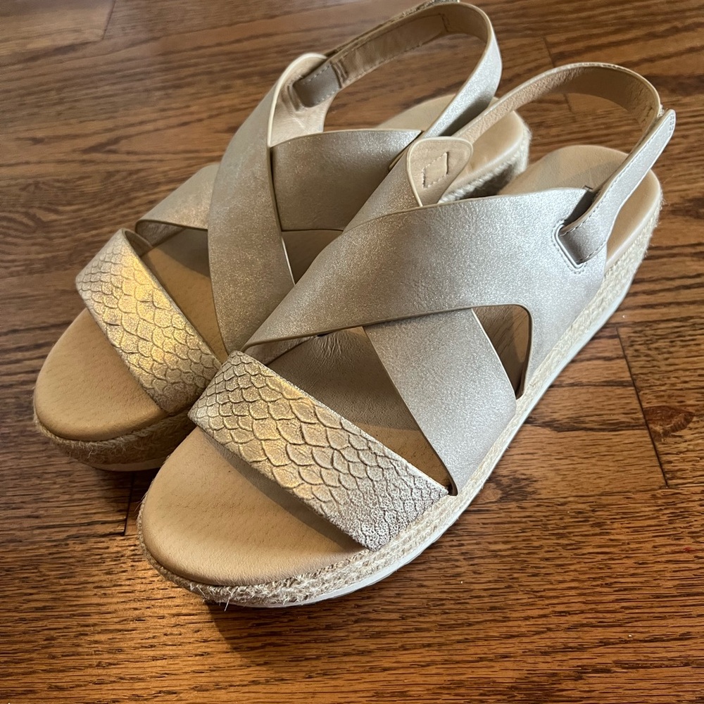 Baretraps wedges size 8.5 champagne